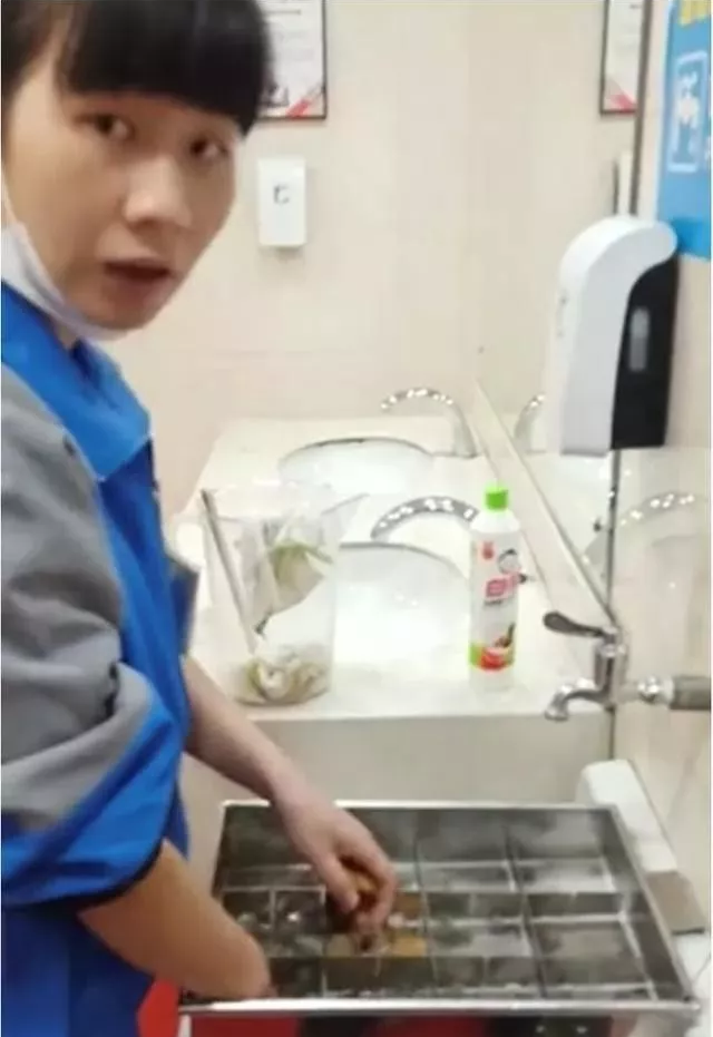 “十足”便利店豆浆喝出蟑螂 网友直呼太恐怖 “十足”便利店豆浆喝出蟑螂 网友直呼太恐怖