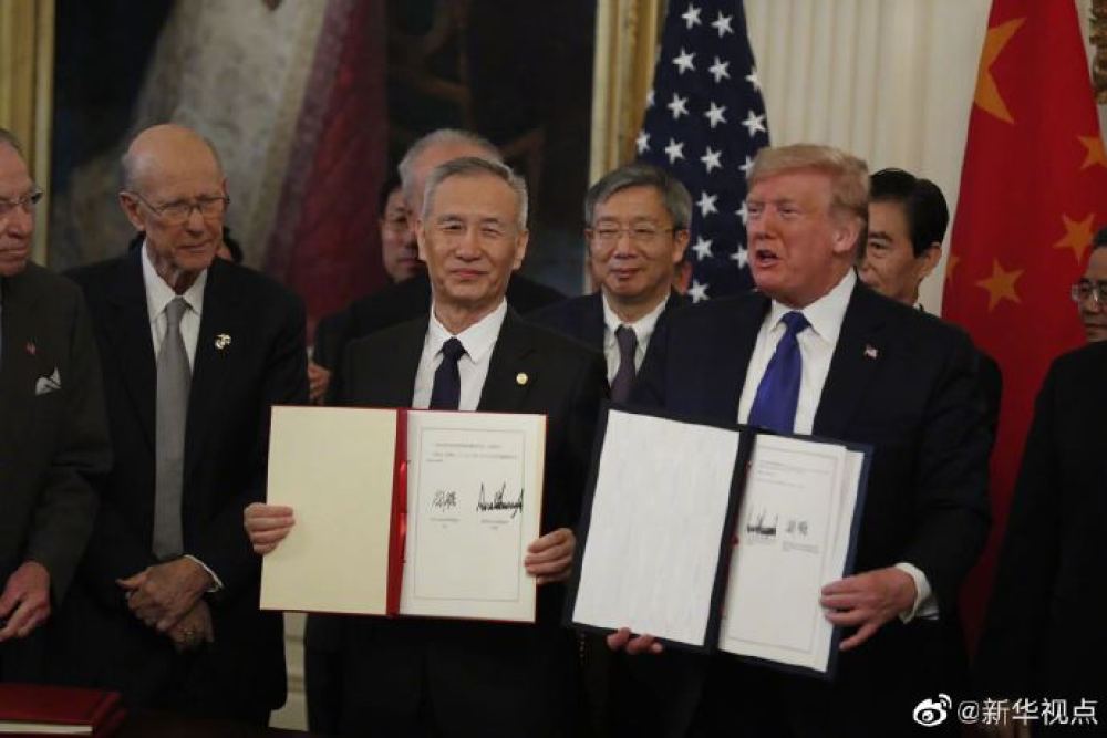 刘鹤同特朗普正式签署中美第一阶段经贸协议 刘鹤同特朗普正式签署中美第一阶段经贸协议